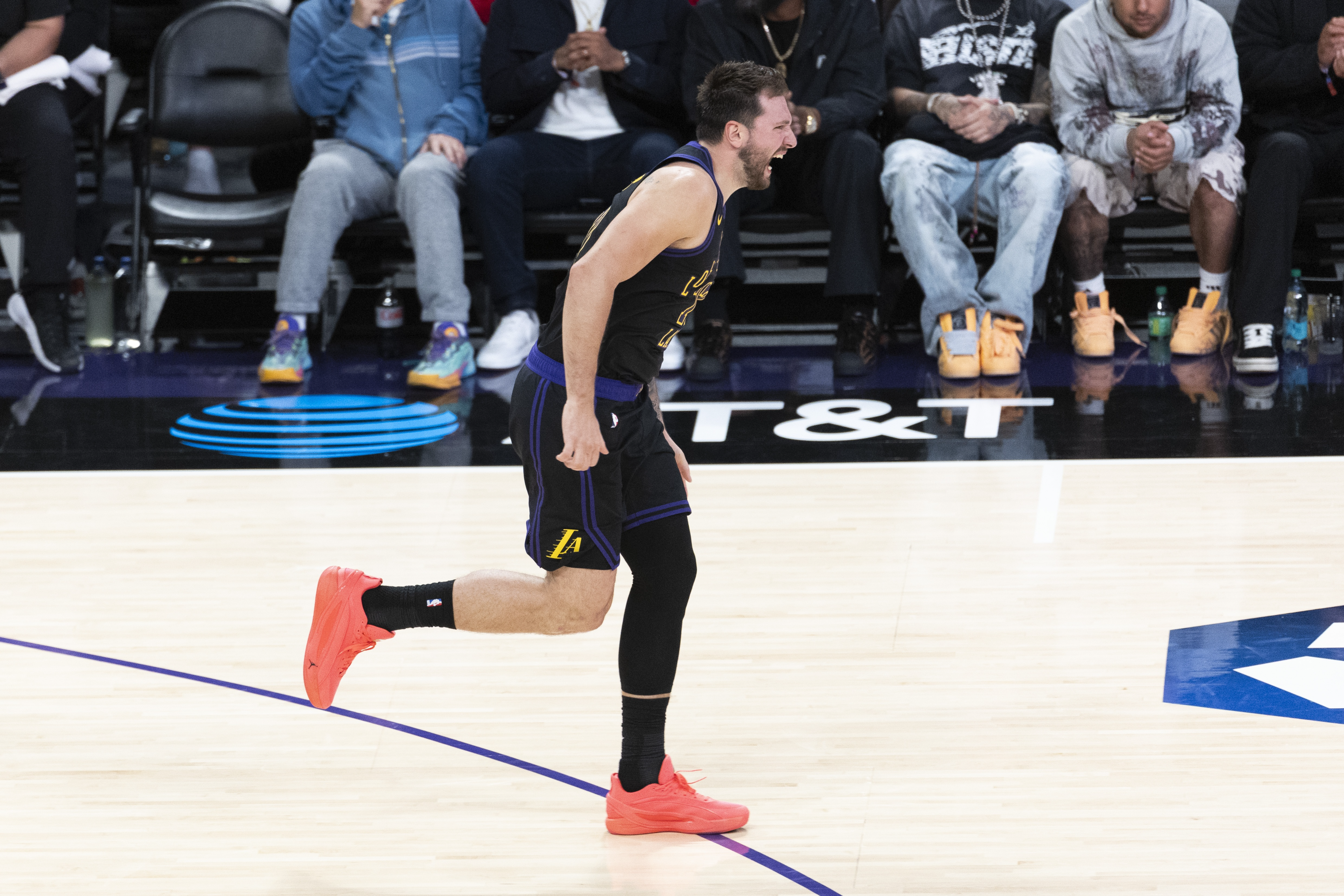 湖人加时险胜掘金 里夫斯32分东契奇绝杀引爆全