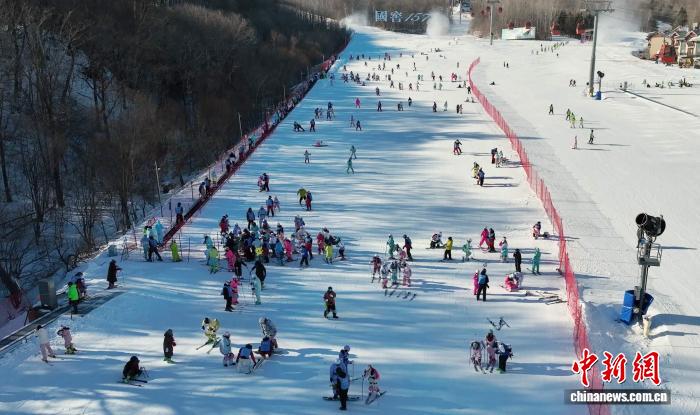 第二十三届亚布力滑雪节启幕 冰雪盛宴融合赛事