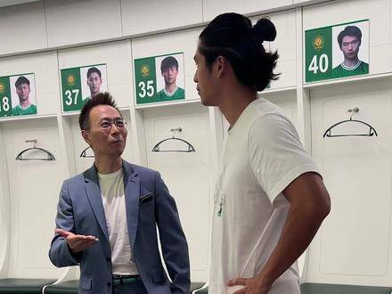 英超搞笑瞬间曝光 荷兰教练执教水平获张玉宁点